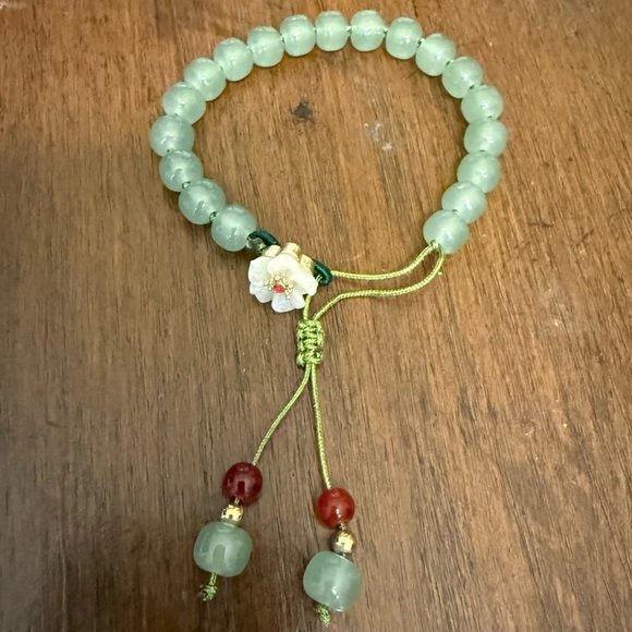 2/$29 or 3/$39 NWOT Elegant Green Beaded Chinese-style Bracelet with Floral Bead - Picture 3 of 5